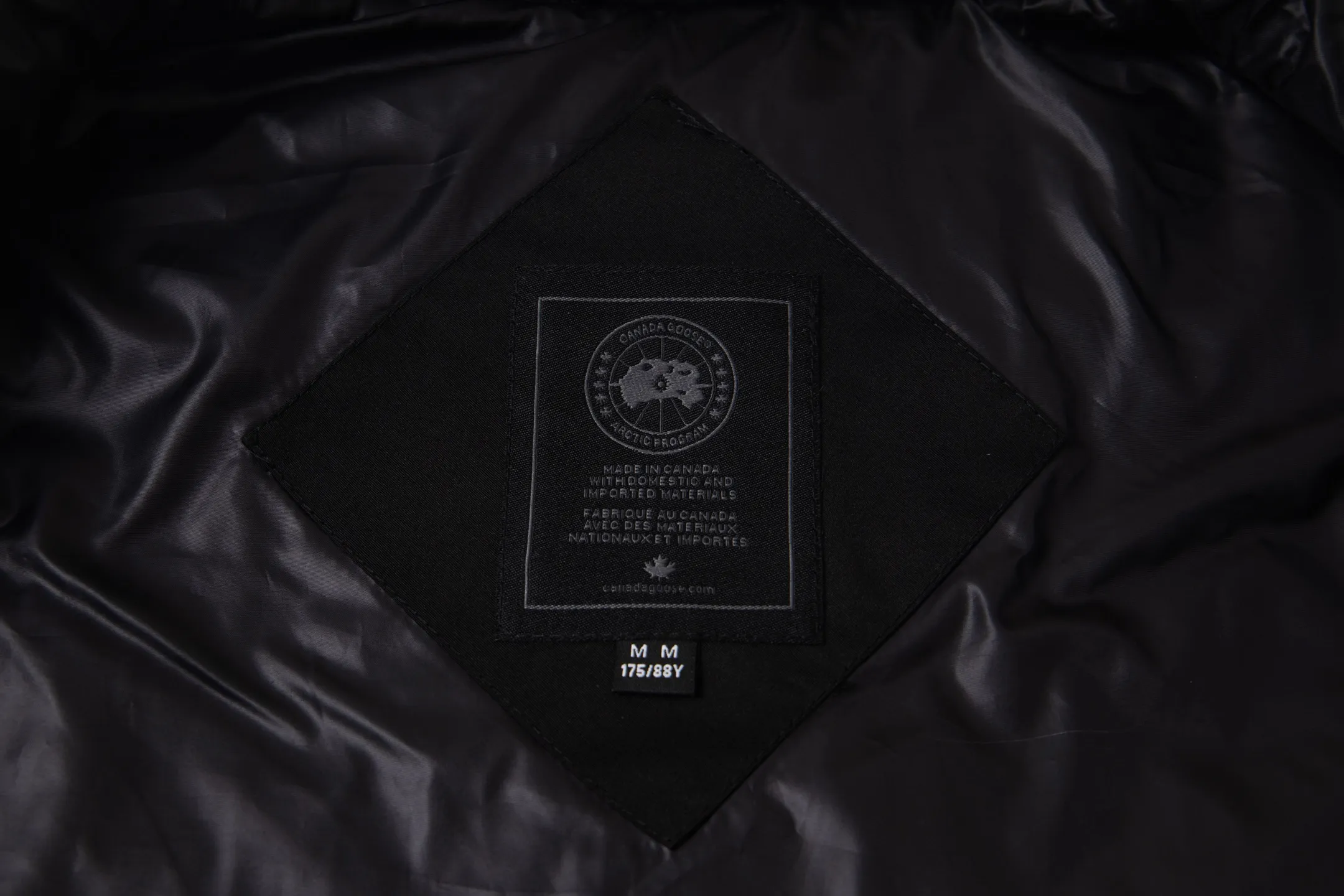 P360 Canada Goose/Canada Goose Black Label #Freestyle Crew 4151mb men's and women's vest down ➖ Imported Behringer embroidery machine customized 10,000-needle embroidery label! ➖ Imported 21-count polyester-cotton blended original fabric, using Feather-Light 10D waterproof coating fabric, made of 84.5% polyester fiber and 15.5% cotton, 100% the best feel in the entire network! ➖ The genuine official website uses the national standard 80 white duck down, and will never be misled by false claims such as 90 down or goose down! ➖ 100% nylon nylon lining with double double-layer sealing design to prevent velvet from running away. Top-grade polar fleece is used in the collar and pockets to keep warm and comfortable! ➖ Yoshida YKK provides original custom-made electroplated sliders. YKK two-way lockable zippers are tight and smooth and will not peel off paint! ➖ 3M composite original Velcro is durable, and all accessories and hardware are disassembled and customized! ⛔No slander, no exaggeration, no need for too much copywriting, because it is focused, it is professional!  SIZE: XS S M L XL XXL